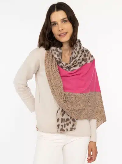 Mit dem Zwillingsherz Schal "Leo Traum" und deinem beigen Sweater setzt du moderne Akzente - wild, schick und absolut im Trend.