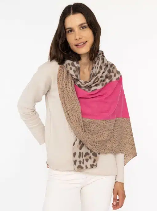 Mit dem Zwillingsherz Schal "Leo Traum" und deinem beigen Sweater setzt du moderne Akzente - wild, schick und absolut im Trend.