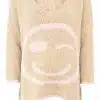 Style dich mit dem Oversize-Pullover Smile: Kuscheliger Beigeton, lässiger Sitz und pinkes Smiley-Design als Statement-Piece.