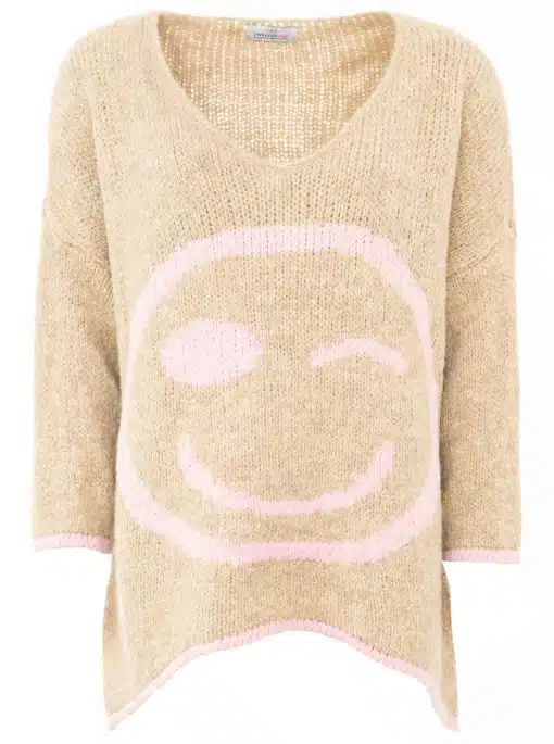 Style dich mit dem Oversize-Pullover Smile: Kuscheliger Beigeton, lässiger Sitz und pinkes Smiley-Design als Statement-Piece.