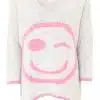Sichere dir den angesagten Oversize Pullover "Smile" in Hellgrau mit auffälligem pinkem Winking-Smiley - dein Cozy-Highlight!.