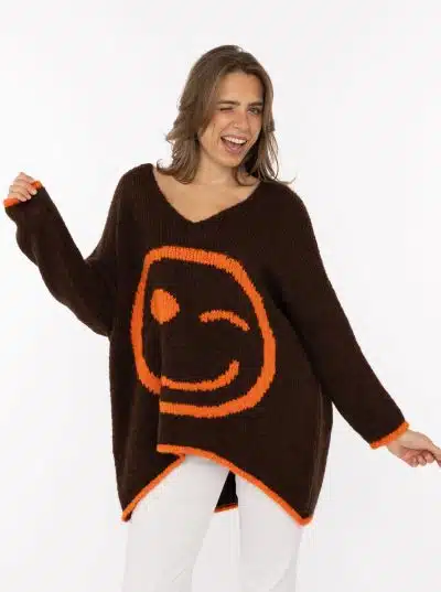 Setze ein Statement im Oversize Pullover Wollmix "Smile" in Dunkelbraun mit coolem, orangenem Winking-Face-Design!.