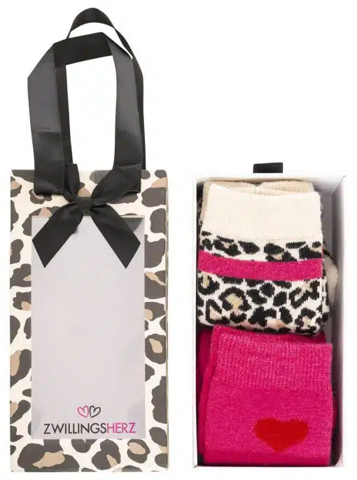 Erlebe die stylische Zwillingsherz Geschenkbox: Kuschel dich in Leo- und Herz-Socken, elegant verpackt mit schwarzem Band.