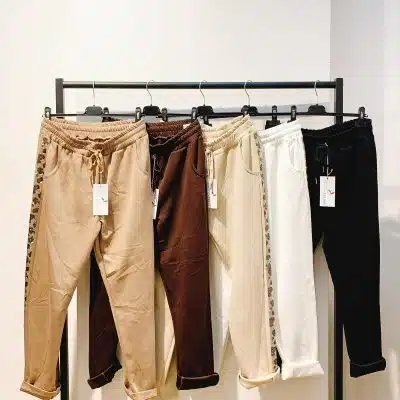 Entdecke fünf trendige Jogginghosen in angesagten Farben - nur für dich, frisch am Rack mit stylischen Tags!.