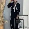 Erlebe deinen Style: Im Zweiteiler "Black & White Chic" mit weißen Streifen, Sonnenbrille und Tasche bist du ein Fashion-Highlight.