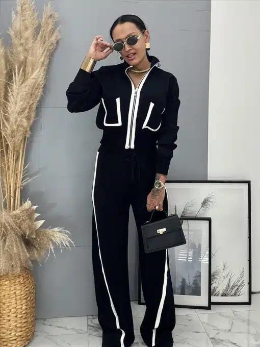 Erlebe deinen Style: Im Zweiteiler "Black & White Chic" mit weißen Streifen, Sonnenbrille und Tasche bist du ein Fashion-Highlight.