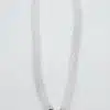 Entdecke deine Eleganz: Eine klare Perlenkette mit großem silbernem Verschluss, perfekt für deinen modernen Look.