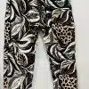 Entdecke die zauberhafte Tropical Leaves Pants - dein Trend-Piece mit Leaf- und Animal-Print in Beige, Schwarz und Braun.