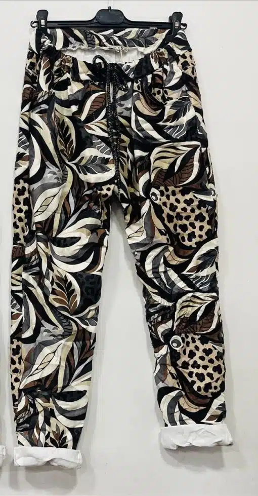 Entdecke die zauberhafte Tropical Leaves Pants - dein Trend-Piece mit Leaf- und Animal-Print in Beige, Schwarz und Braun.