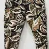 Hol dir die zauberhaften Tropical Leaves Pants mit trendigem Blätter- und Animal-Print in Braun, Grün, Schwarz & Weiß - Style dich jetzt!.