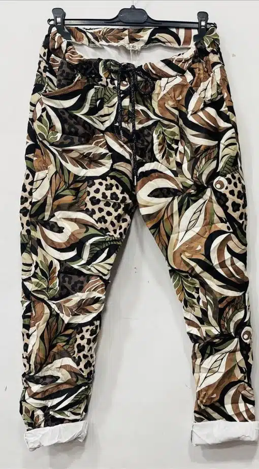 Hol dir die zauberhaften Tropical Leaves Pants mit trendigem Blätter- und Animal-Print in Braun, Grün, Schwarz & Weiß - Style dich jetzt!.