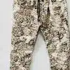 Diese Snake-Print Jogger in Braun-Beige mit schwarzem Kordelzug verleihen deinem Look jetzt den ultimativen Trendfaktor.