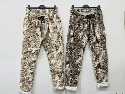 Entdecke deine neuen Lieblingshosen: Zauberhafte Reptile Chic Pants mit Animal Print und stylischem Zugband, bereit für deinen Look!.