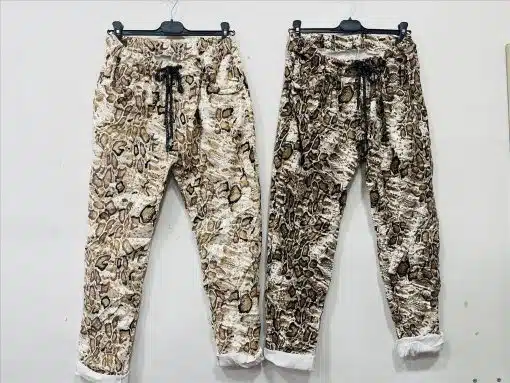 Entdecke deine neuen Lieblingshosen: Zauberhafte Reptile Chic Pants mit Animal Print und stylischem Zugband, bereit für deinen Look!.
