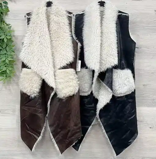 Style dich urban und wandelbar: Du trägst die Wendeweste in Braun oder Schwarz mit angesagtem, weißem Teddykragen.