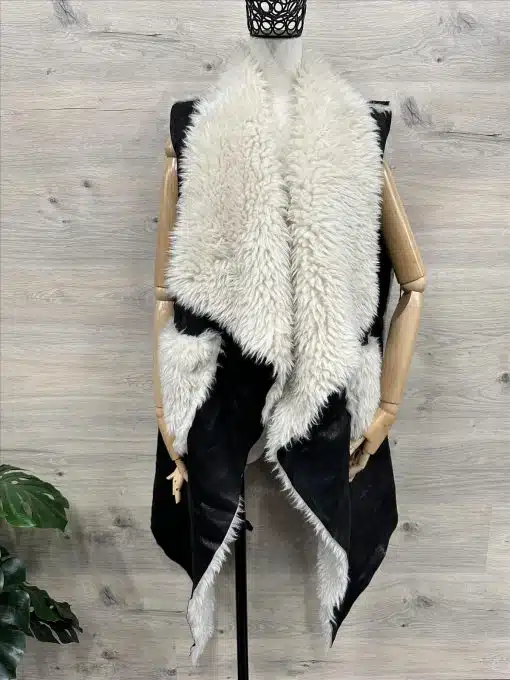 Mit der Urban Chic Wendeweste setzt du ein Statement: Schwarze, ärmellose Weste mit XXL-Kunstfellkragen - dein Hingucker!.
