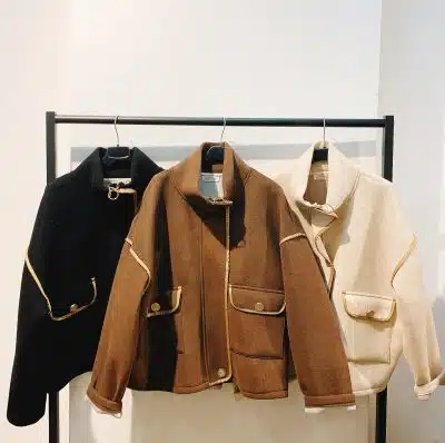 Erlebe zeitlose Eleganz: Entdecke deine neuen Lieblingsjacken in Schwarz, Braun und Creme - stilvoll am Haken für dich bereit.