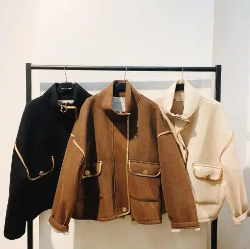 Erlebe zeitlose Eleganz: Entdecke deine neuen Lieblingsjacken in Schwarz, Braun und Creme - stilvoll am Haken für dich bereit.