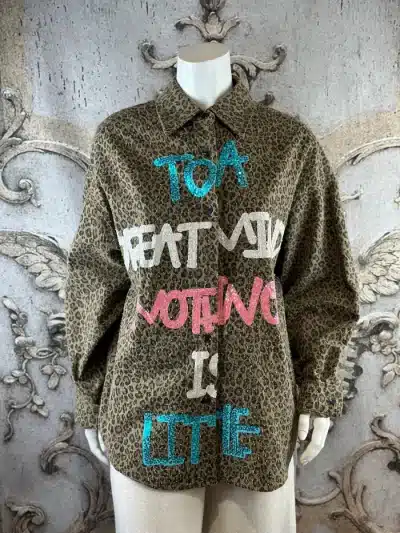 Du ziehst alle Blicke auf dich im auffälligen Leoparden-Shirt mit buntem Statement: "GROSS UND NICHTS IST KLEIN.