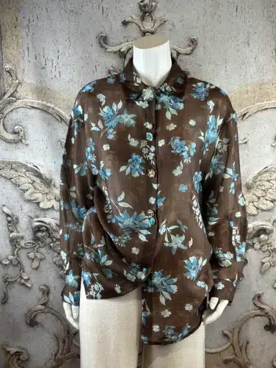 Upgrade deinen Look mit der Blue Bloom Blouse - das braune Hemd mit blauem Blumenprint macht dich zum Hingucker!.