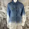 Entdecke die Crystal Ombre Bluse: Dein modisches Statement mit blau-weißem Farbverlauf und angesagtem Multicolor-Logoprint.