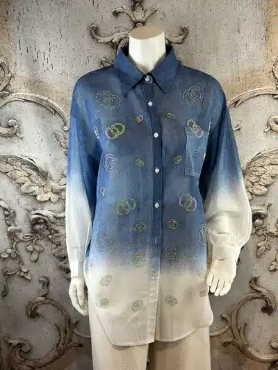 Entdecke die Crystal Ombre Bluse: Dein modisches Statement mit blau-weißem Farbverlauf und angesagtem Multicolor-Logoprint.