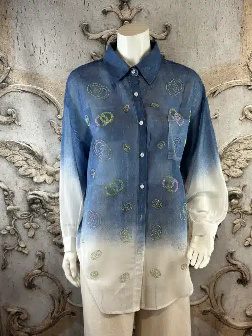 Entdecke die Crystal Ombre Bluse: Dein modisches Statement mit blau-weißem Farbverlauf und angesagtem Multicolor-Logoprint.