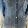 Erlebe das stilvolle Crystal Ombre Bluse-Design: Denim, weiße Knöpfe und auffällige Muster machen deinen Look modern und einzigartig.