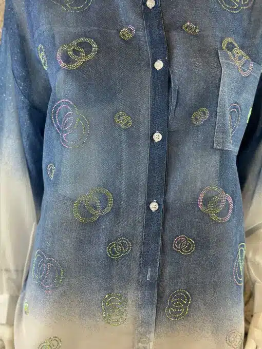 Erlebe das stilvolle Crystal Ombre Bluse-Design: Denim, weiße Knöpfe und auffällige Muster machen deinen Look modern und einzigartig.