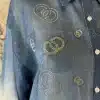 Entdecke jetzt die Crystal Ombre Bluse - dein Denim-Statement mit coolen, bunten Kreis-Designs und stylischen weißen Knöpfen!.