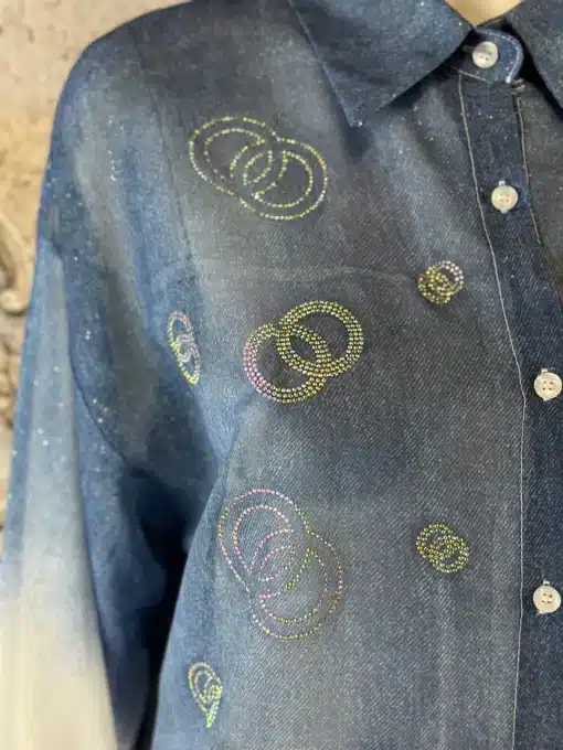 Entdecke jetzt die Crystal Ombre Bluse - dein Denim-Statement mit coolen, bunten Kreis-Designs und stylischen weißen Knöpfen!.