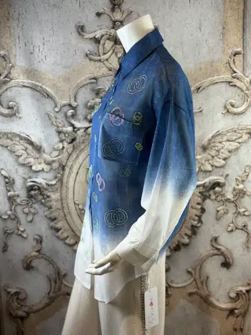 Erlebe die Crystal Ombre Bluse aus transparentem Blau-Weiß mit angesagtem Farbverlauf - dein neuer Eyecatcher im Kleiderschrank!.