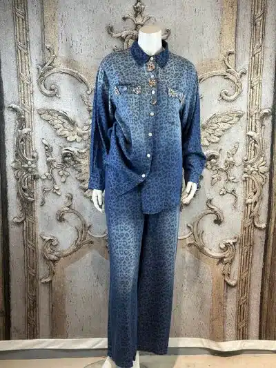 Entdecke deinen Look: Ein blaues Leo-Print-Hemd mit passender Hose macht dich vor prachtvollem Hintergrund zum Trendsetter.