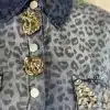 Setzen Sie ein Statement mit diesem modernen Leopardenhemd: Goldene Blumenknöpfe und funkelnde Schmuckdetails machen dich zum Star.