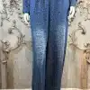Zieh dir diese angesagten blauen Leo-Print-Hosen an und setze ein Fashion-Statement vor edler Kulisse!.