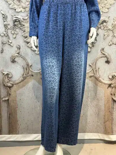 Zieh dir diese angesagten blauen Leo-Print-Hosen an und setze ein Fashion-Statement vor edler Kulisse!.