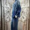 Zeige deinen Style: Trage das blaue Leo-Denim-Set und setze ein markantes Statement vor prachtvoller Kulisse.