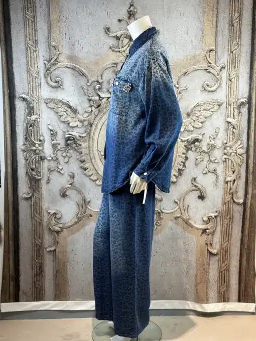 Zeige deinen Style: Trage das blaue Leo-Denim-Set und setze ein markantes Statement vor prachtvoller Kulisse.