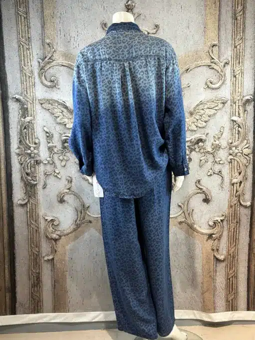 Du lässt alle Blicke auf dich ziehen im stylischen, lockeren Ensemble mit blauem Leopard Print - modern, wild, einzigartig!.