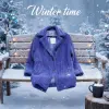 Zieh deinen flauschigen lila Teddy Style Coat an, setz dich auf die verschneite Bank und genieße das Winter Wonderland!.