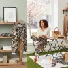 Erlebe den Zauber der Tropical Leaves Pants - genieße deinen Kaffee, während dein neuer Look stilvoll im Rampenlicht steht.