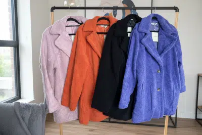Entdecke die Teddy Style Mäntel in Pink, Orange, Schwarz und Lila - trendige Highlights für deinen modernen Look!.