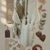 Kreiere deinen Trend-Look: Überziehe dein Soft & Snug Strickkleid mit cremefarbenem Strick, Schal, Perlen und Herbstdeko.