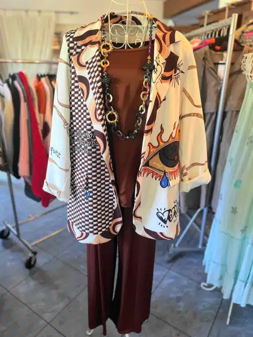 Entdecke den "Lounge Traum" 2-Teiler mit Blazer und Hose, maroonem Top und bunter Statement-Kette - dein Look zum Wohlfühlen!.