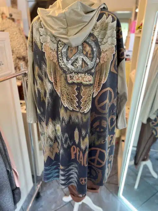 Entdecke deine Statement-Jacke: mit coolen Peace-Symbolen, Flügeln und modernen "Peace"-Schriftzügen auf dem Rücken.