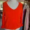 Entdecke deinen neuen Lieblingslook: Strahle in diesem leuchtend orangen V-Neck-Pullover - trendy, frisch und sofort im Trend!.