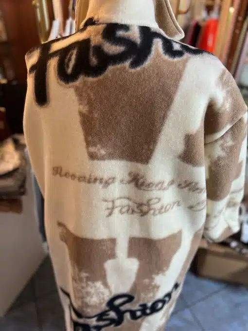 Zieh den "Fashion Statement Mantel" in Beige-Braun an und setze mit dem auffälligen "Fashion"-Schriftzug ein cooles Statement.