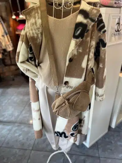 Stell dir vor, du trägst den Fashion Statement Mantel mit beigem Pullover, hellen Hosen und angesagter Tan-Crossbody-Bag.