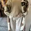 Erlebe deinen perfekten Look: Style dich mit beigem Sweater, cremefarbener Hose und dem ikonischen Fashion Statement Mantel!.