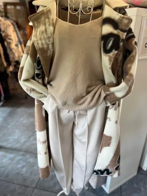 Erlebe deinen perfekten Look: Style dich mit beigem Sweater, cremefarbener Hose und dem ikonischen Fashion Statement Mantel!.